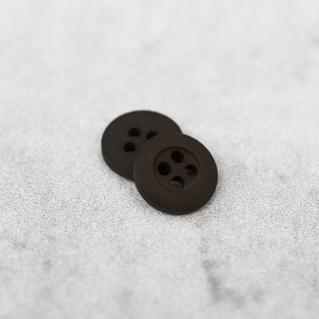 Plastikowy guzik przyszywany na 4 dziurki, o średnicy 1,1 cm.