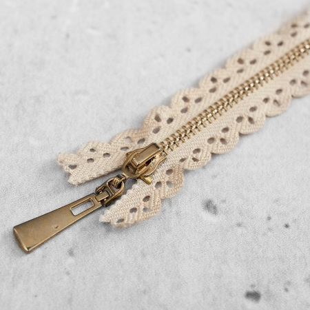 Zamek metalowy&nbsp;z eleganckimi, złotymi ząbkami.