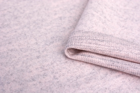 Wełniana tkanina, idealna na jesienno-zimową konfekcję.