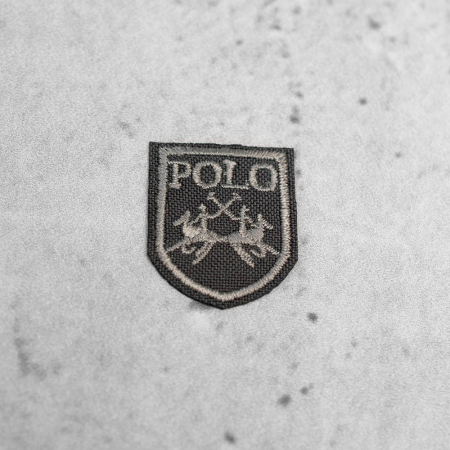 Termoprzylepna aplikacja w kształcie herbu z napisem „POLO”.