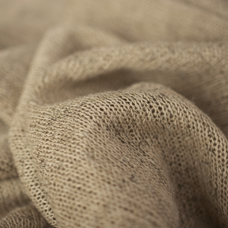 Cienka dzianina swetrowa w naturalnym kolorzeprzypominającym len.
