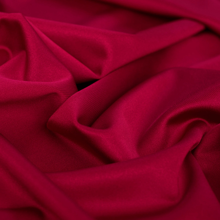 Dzianina typu Lycra to wysokiej jakości materiał o jednolitym kolorze, który zachwyca wyjątkową elastycznością – rozciąga się w obu kierunkach, zapewniając idealne dopasowanie i komfort noszenia.