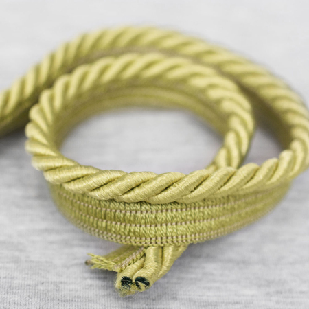 Dekoracyjna wypustka w formie skręconego sznurka, wykonana z włókien satynowych.