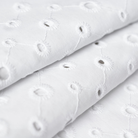 Bawełniany batyst o niskiej gramaturze i jednolitym zabarwieniu.