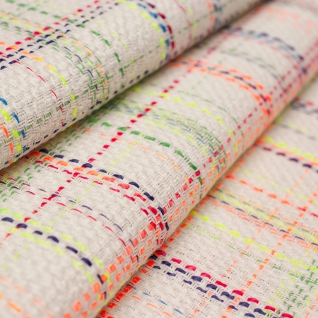 Wyjątkowa tkanina w typie Chanel, ozdobiona wzorem w postaci kolorowej kratki.