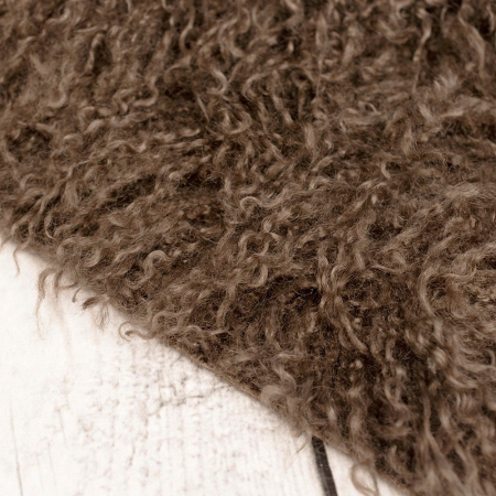 Futerko Fluffy to niezwykle efektowny materiał o miękkim, puszystym wykończeniu i charakterystycznym, lekko skręconym włosiu.