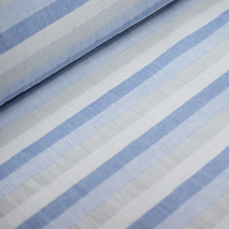 Cienka bawełniana tkanina w bardzo modnym w obecnym sezonie wzorze w paski.