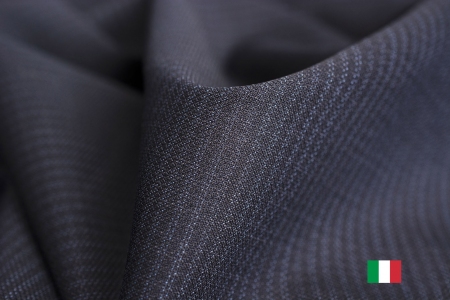 Wyprodukowana we Włoszech, wysokogatunkowa tkanina garniturowa, wykonana z naturalnych włókien wełny o granatowym zabarwieniu.