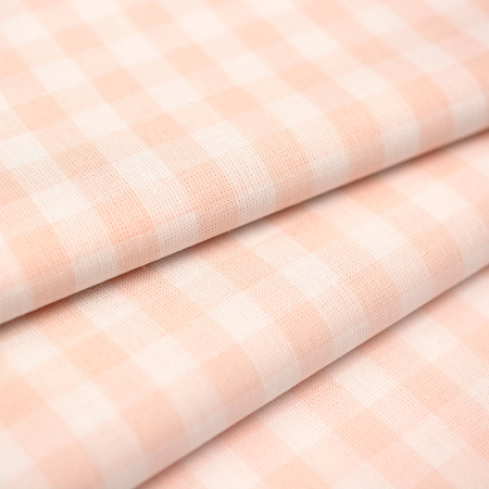 Tkanina wykonana z przędzy bawełnianej wyróżnia się luźniejszym, wyraźnym splotem oraz włóknami barwionymi oddzielnie, które tworzą klasyczny wzór kratki.