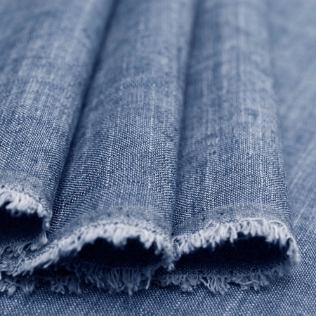Tkanina jeansowa o niskiej gramaturze i charakterystycznej dla lnianych tkanin fakturze.