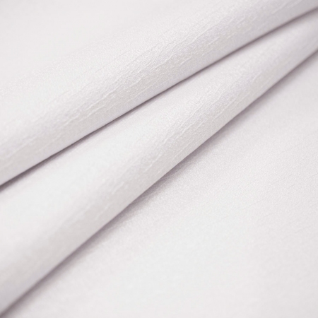 Tkanina obrusowa biała w typie żakardowym, wykonana z włókien poliestrowych.