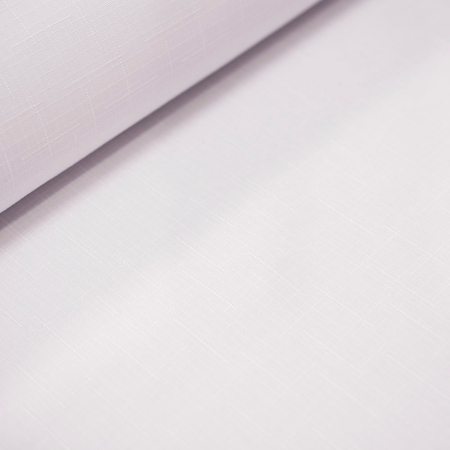 Tkanina obrusowa biała w typie żakardowym, wykonana z włókien poliestrowych.