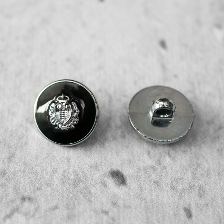 Guzik metalowy na stopce, o średnicy 1,7 cm.