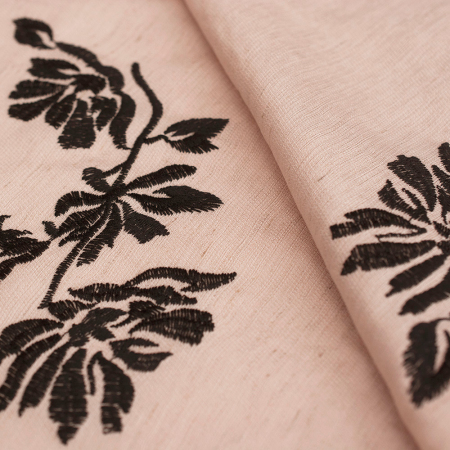 Tkanina z połączenia wiskozy i lnu z dekoracyjnym haftem wyróżnia się naturalną lekkością i subtelną elegancją.