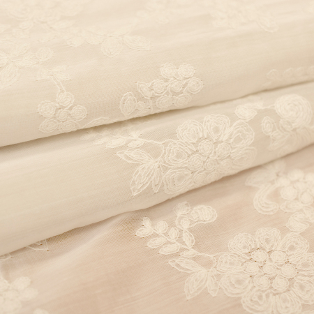 Piękna tkanina z delikatnym haftem zachwyca subtelną elegancją i wyjątkową miękkością.