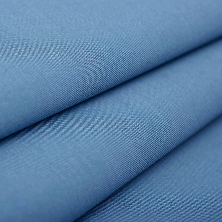 Wiskoza Orlean to elegancka tkanina o diagonalnej fakturze i delikatnym prążku, wyróżniająca się jednolitym zabarwieniem.