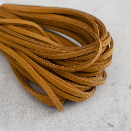 Rzemyk wykonany z miękkiego, trwałego materiału, sprzedawany na metry.