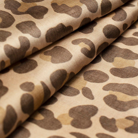 Wzorzysta tkanina wiskozowa o subtelnym, satynowym połysku.
