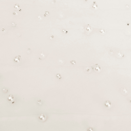 Tiul perełka, delikatna tkanina w formie siateczki.