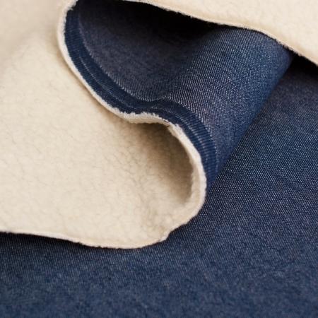 Dwustronna tkanina jeansowa wykończona z jednej strony klasycznym jeansem, a z drugiej tkaniną typu baranek w kolorze ecru.