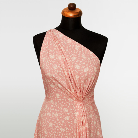 Wzorzysta tkanina wiskozowa, o delikatnej fakturze nawiązującej do lnu, idealna na sukienki, spódnice i bluzki.