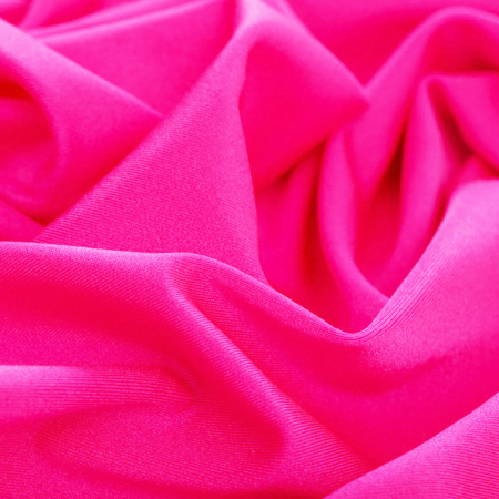 Dzianina typu Lycra to wysokiej jakości materiał o jednolitym kolorze, który zachwyca wyjątkową elastycznością – rozciąga się w obu kierunkach, zapewniając idealne dopasowanie i komfort noszenia.