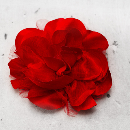 Oryginalna, trójwymiarowa apliacja w kształcie kwiata, wykonana z tkaniny satynowej oraz tiulu.