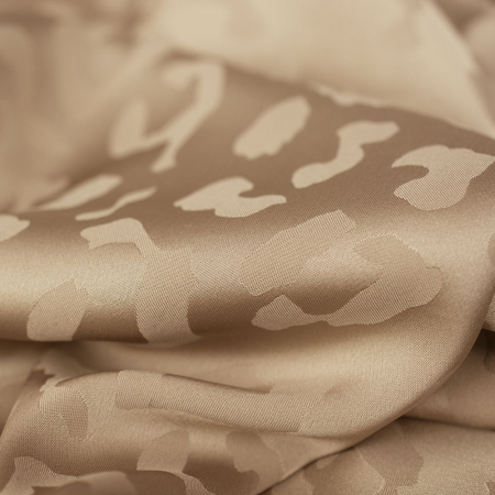 Satynowa tkanina o splocie żakardowym, w bardzo modnym wzorem z motywem ocelota.