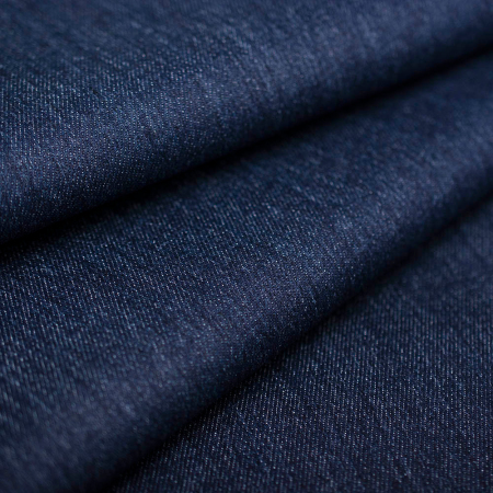 Jeans Stretch to tkanina wykonana z naturalnych włókien bawełny z dodatkiem elastanu, dzięki czemu jest rozciągliwa i doskonale dopasowuje się do sylwetki, zapewniając wygodę noszenia.