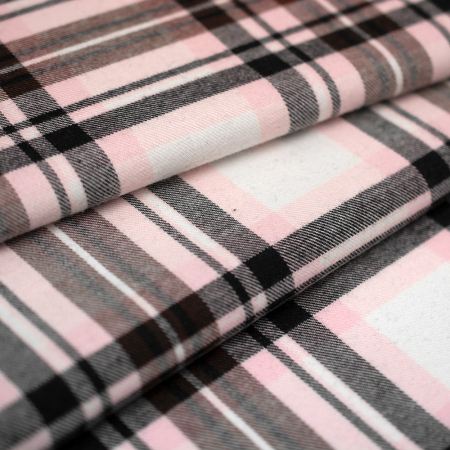 Miękka flanela wykonana z połączenia włókien bawełnianych i syntetycznych, w modnym wzorze kraty.