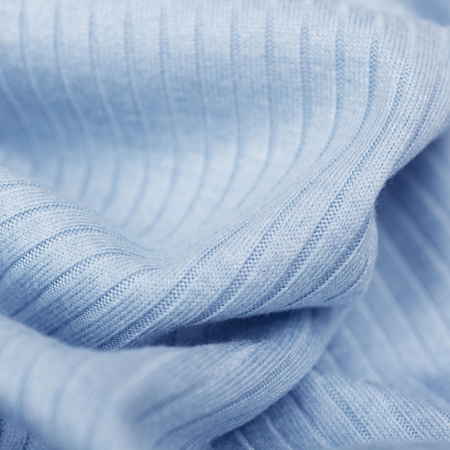 Swetrowa dzianina w klasycznym wzorze prążka o szerokości 0,4 cm.