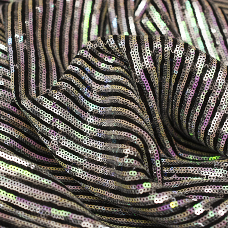 Elastyczna siatka ozdobiona kolorowymi cekinami.