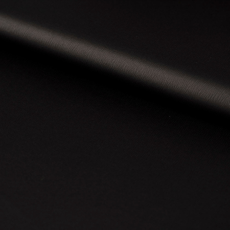 Kreszowana satyna to elegancka i pełna szyku tkanina, która pięknie podkreśla kobiecą sylwetkę.