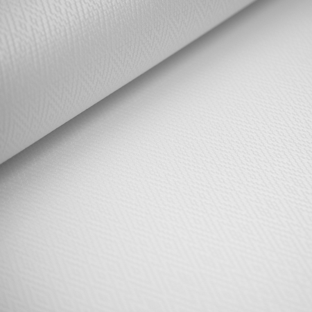 Tkanina obrusowa biała, wykonana z wysokiej jakości, mocno skręconych włókien poliestrowych.