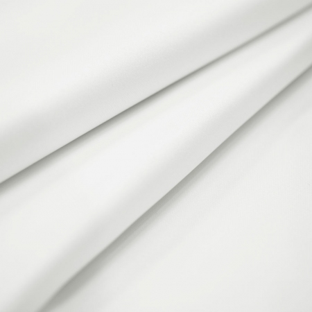 Tkanina obrusowa biała w typie żakardowym, wykonana z włókien poliestrowych.