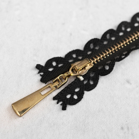 Zamek metalowy&nbsp;z eleganckimi, złotymi ząbkami.