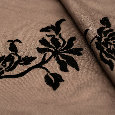 Tkanina z połączenia wiskozy i lnu z dekoracyjnym haftem wyróżnia się naturalną lekkością i subtelną elegancją.