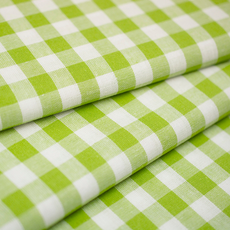 Tkanina wykonana z przędzy bawełnianej wyróżnia się luźniejszym, wyraźnym splotem oraz włóknami barwionymi oddzielnie, które tworzą klasyczny wzór kratki.