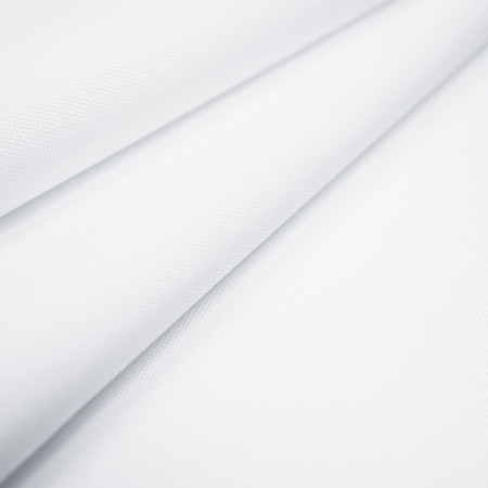Obrusowa tkanina o wyraźnym splocie, w kolorze białym.